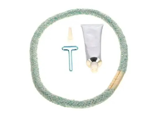 Braune Dichtung aus geflochtenem Material, eine Tube mit Inhalt, ein Tülleinsatz und ein Werkzeug in T-Form, alles angeordnet vor hellem Hintergrund. Bosch ist Markenhersteller.